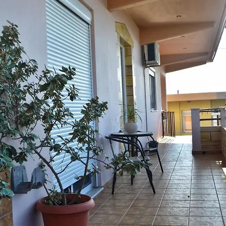 Fully Renovated Apartment-ανακαινισμένο διαμέρισμα Apartament *