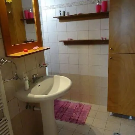 Fully Renovated Apartment-ανακαινισμένο διαμέρισμα Lejlighed Paradeísion